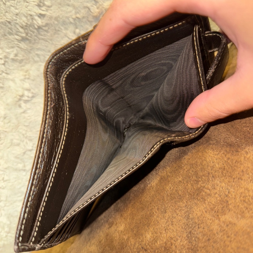 Gucci Brown Wallet with Gold Logo Charm - Picture 5 of 8